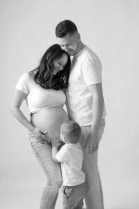 klassische Schwangerschaftsfotografie mit Familie